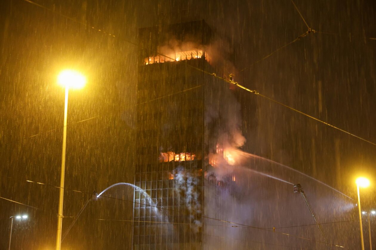 Zagreb: Požar guta Vjesnikov neboder Zagreb: Požar guta Vjesnikov neboder