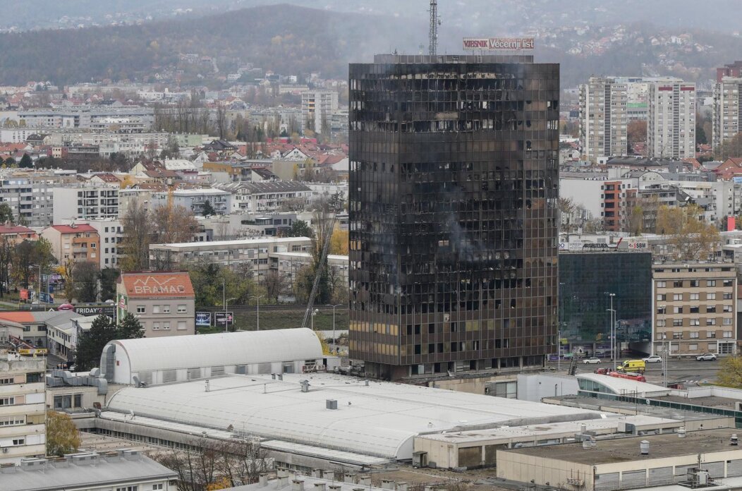 Zagreb: Pogled na izgoreni Vjesnikov neboder Zagreb: Pogled na izgoreni Vjesnikov neboder