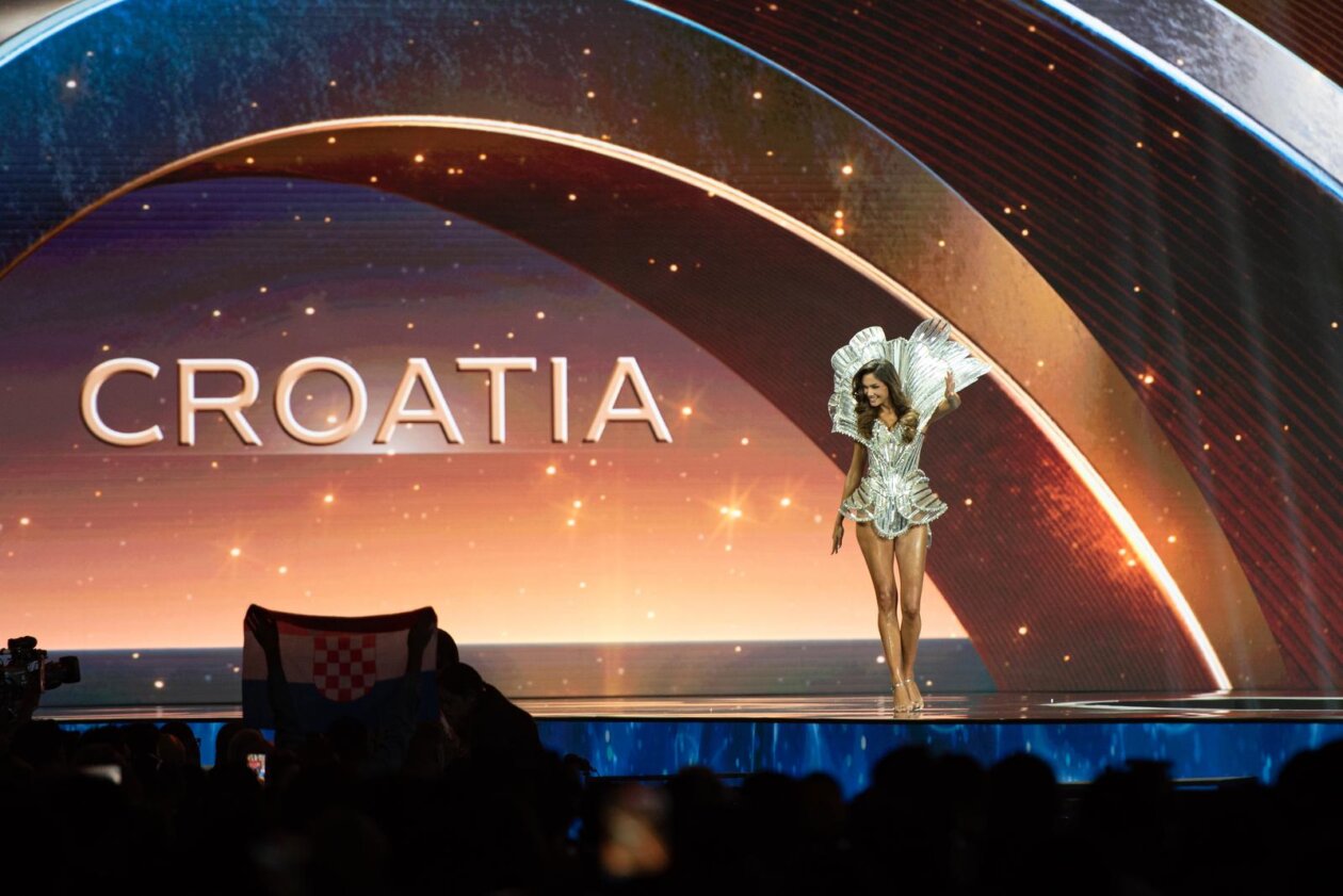 Tajland: Miss Hrvatske Laura Gnjatović na 74. reviji nacionalnih kostima za Miss Universe 2025. Tajland: Miss Hrvatske Laura Gnjatović na 74. reviji nacionalnih kostima za Miss Universe 2025.