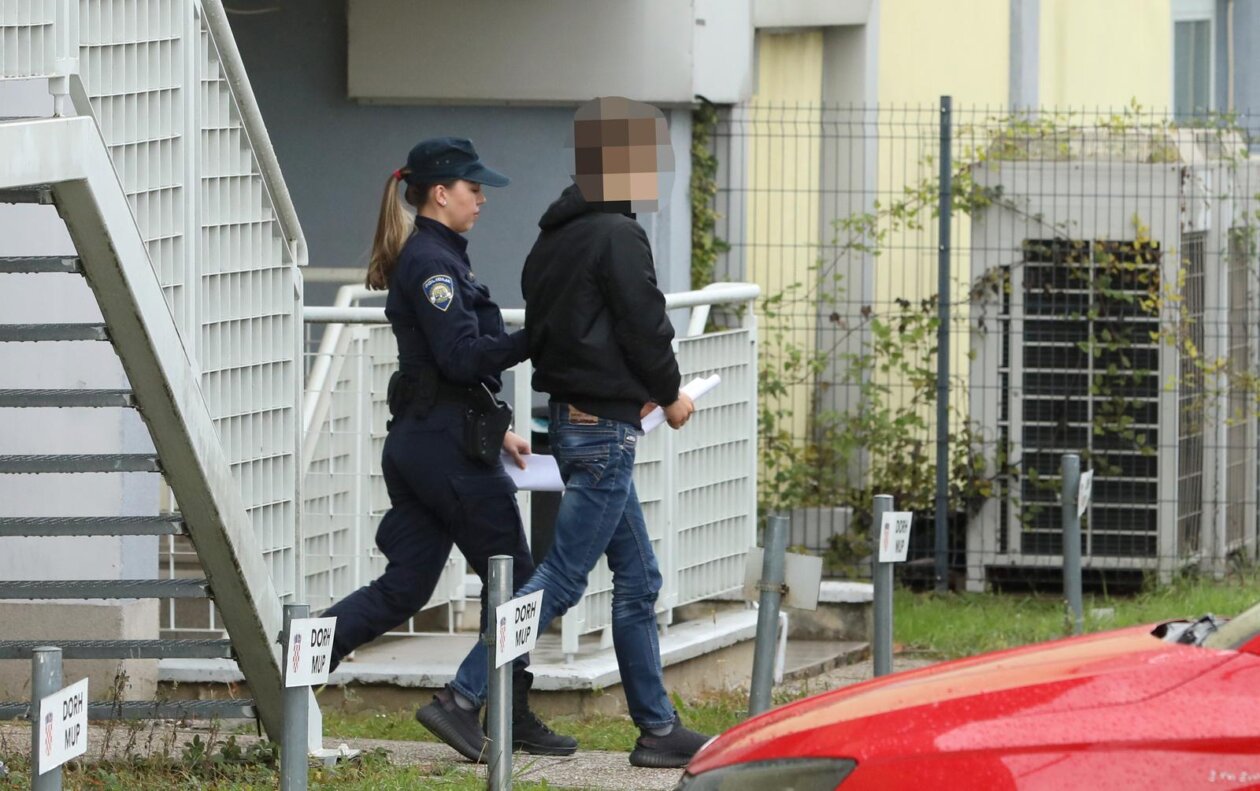 Zagreb: Privođenje osumnjičenog za požar u Vjesniku Zagreb: Privođenje osumnjičenog za požar u Vjesniku