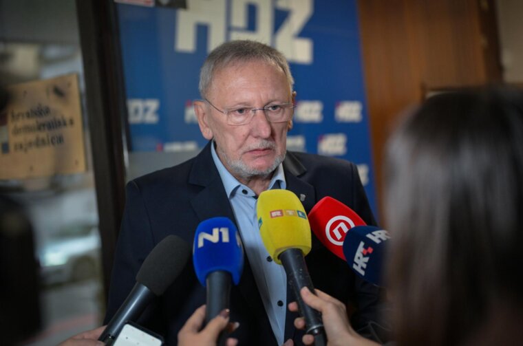 Zagreb: Dolazak članova HDZ-a na sjednicu šireg Predsjedništva i Nacionalnog odbora stranke