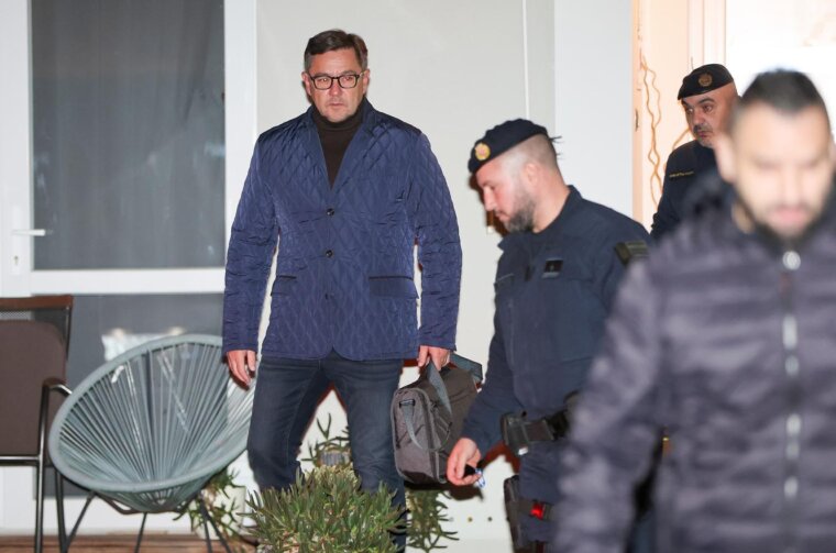 Zagreb: Izlazak Andrije Mikulića i inspektora iz kuće nakon opsežne pretrage