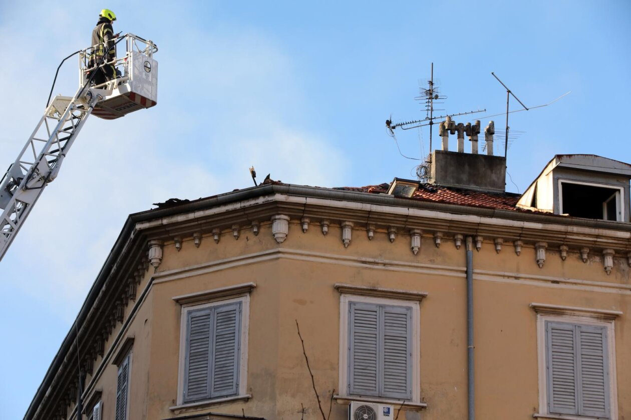 Rijeka: Požar nekoliko stanova u zgradu u Zanonovoj ulici Rijeka: Požar nekoliko stanova u zgradu u Zanonovoj ulici
