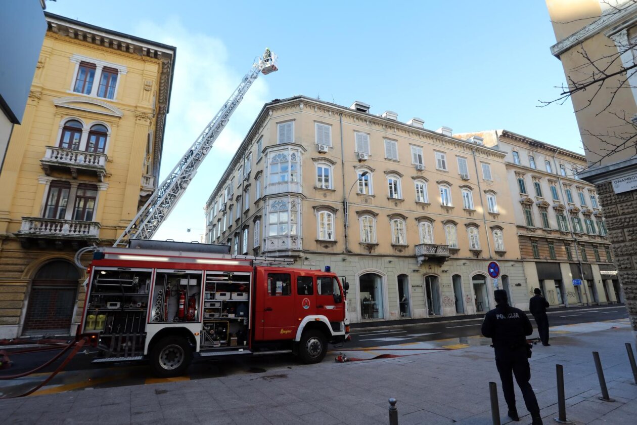 Rijeka: Požar nekoliko stanova u zgradu u Zanonovoj ulici Rijeka: Požar nekoliko stanova u zgradu u Zanonovoj ulici
