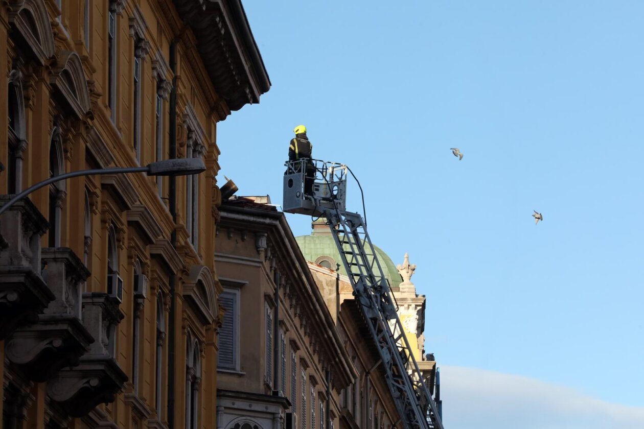 Rijeka: Požar nekoliko stanova u zgradu u Zanonovoj ulici Rijeka: Požar nekoliko stanova u zgradu u Zanonovoj ulici