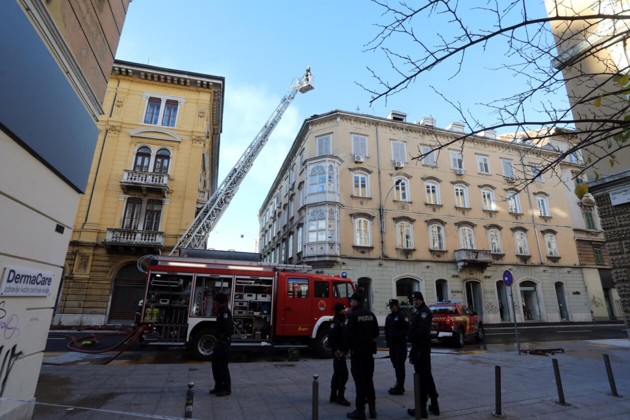Rijeka: Požar nekoliko stanova u zgradu u Zanonovoj ulici Rijeka: Požar nekoliko stanova u zgradu u Zanonovoj ulici