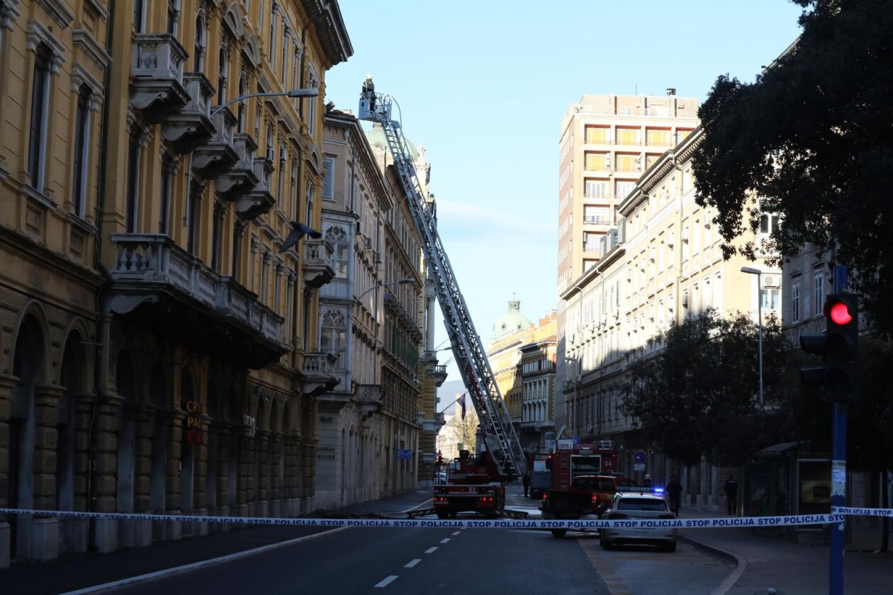 Rijeka: Požar nekoliko stanova u zgradu u Zanonovoj ulici Rijeka: Požar nekoliko stanova u zgradu u Zanonovoj ulici