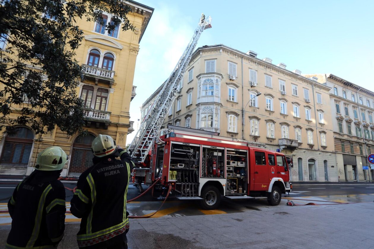 Rijeka: Požar nekoliko stanova u zgradu u Zanonovoj ulici Rijeka: Požar nekoliko stanova u zgradu u Zanonovoj ulici