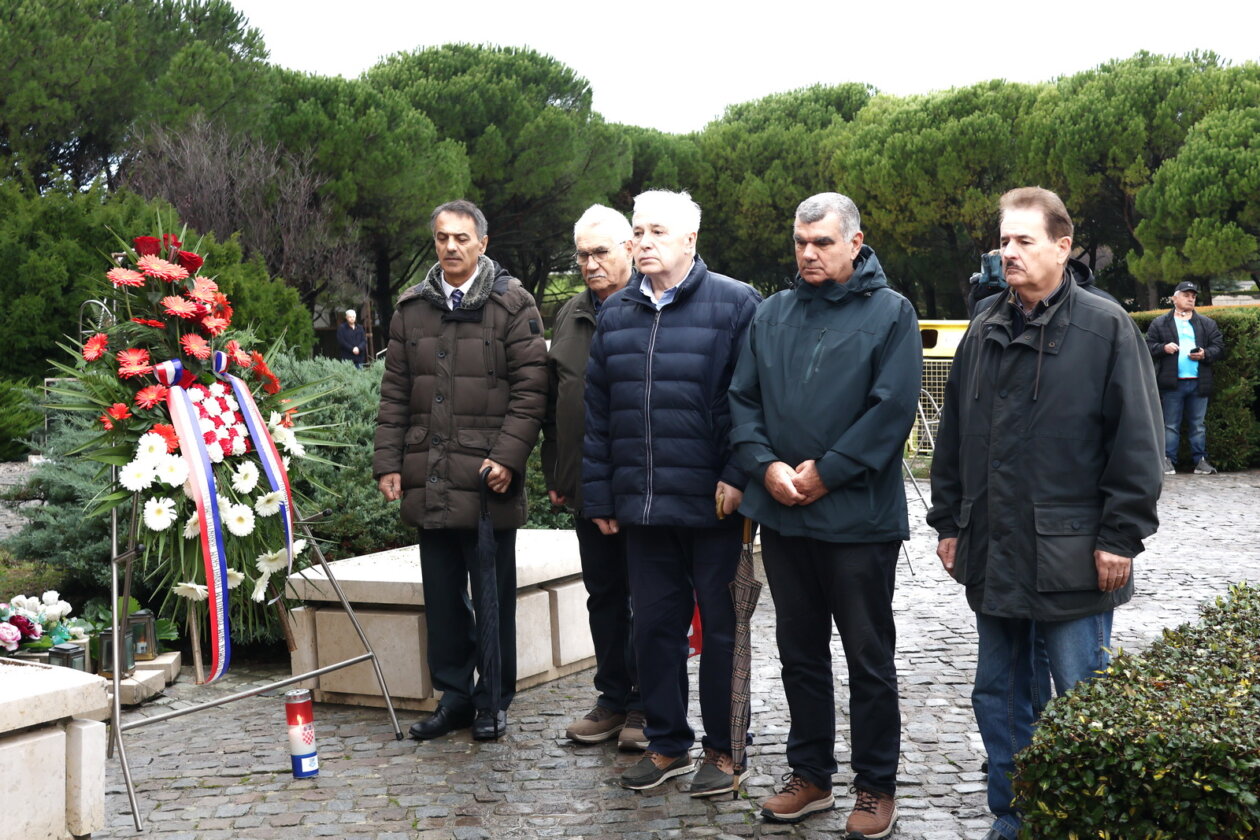 Polaganje-vijenaca-za-Dan-sjecanja-na-Vukovar-i-Skabrnju-13
