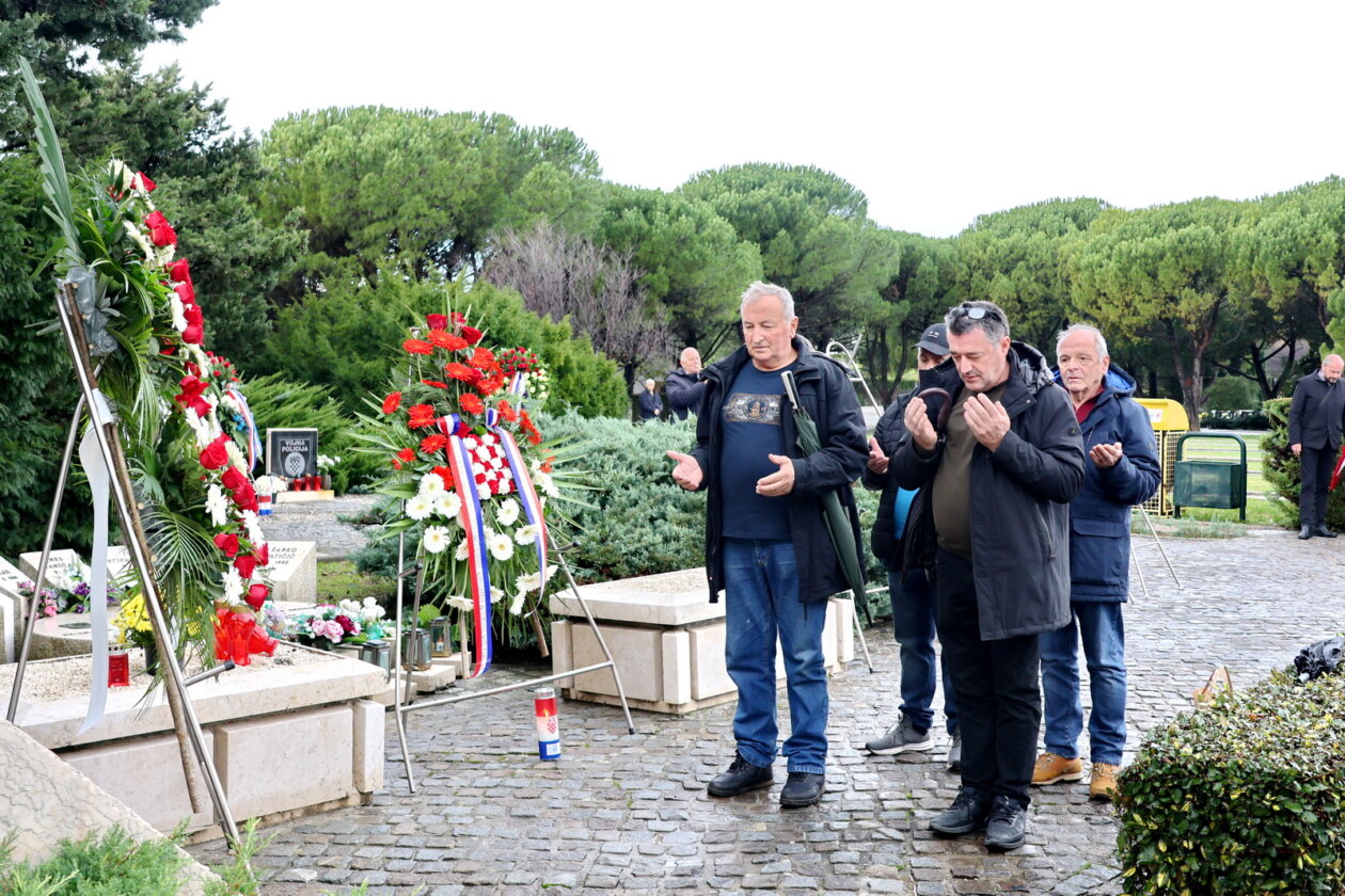 Polaganje-vijenaca-za-Dan-sjecanja-na-Vukovar-i-Skabrnju-15