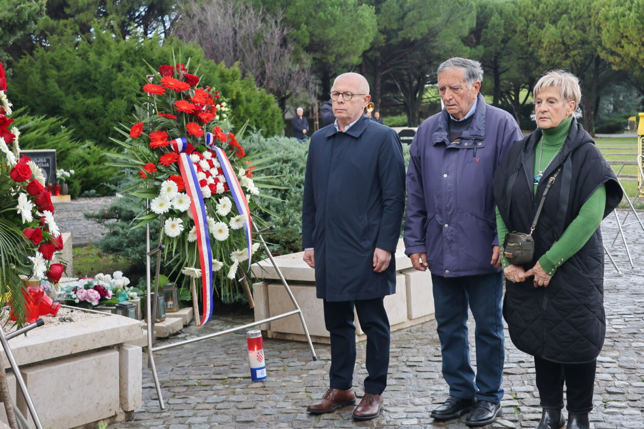Polaganje-vijenaca-za-Dan-sjecanja-na-Vukovar-i-Skabrnju-16