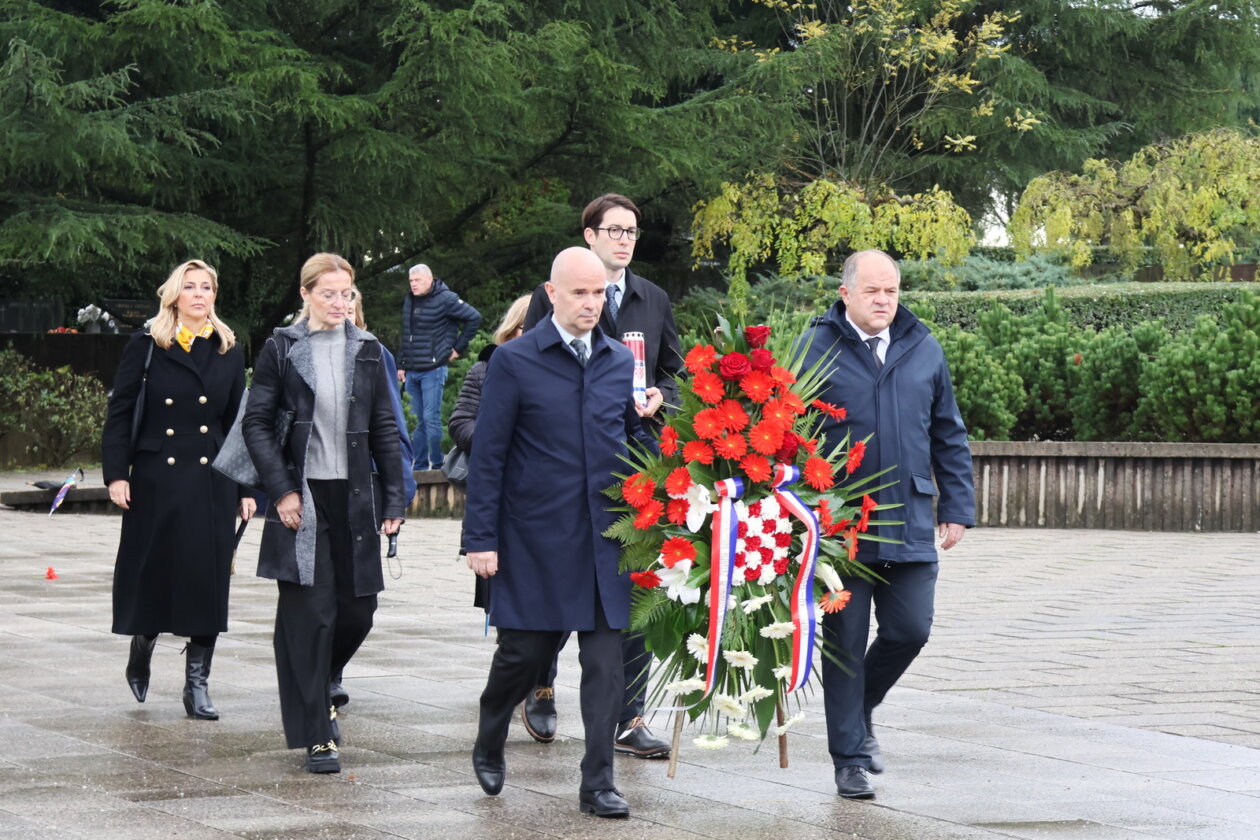 Polaganje-vijenaca-za-Dan-sjecanja-na-Vukovar-i-Skabrnju-28