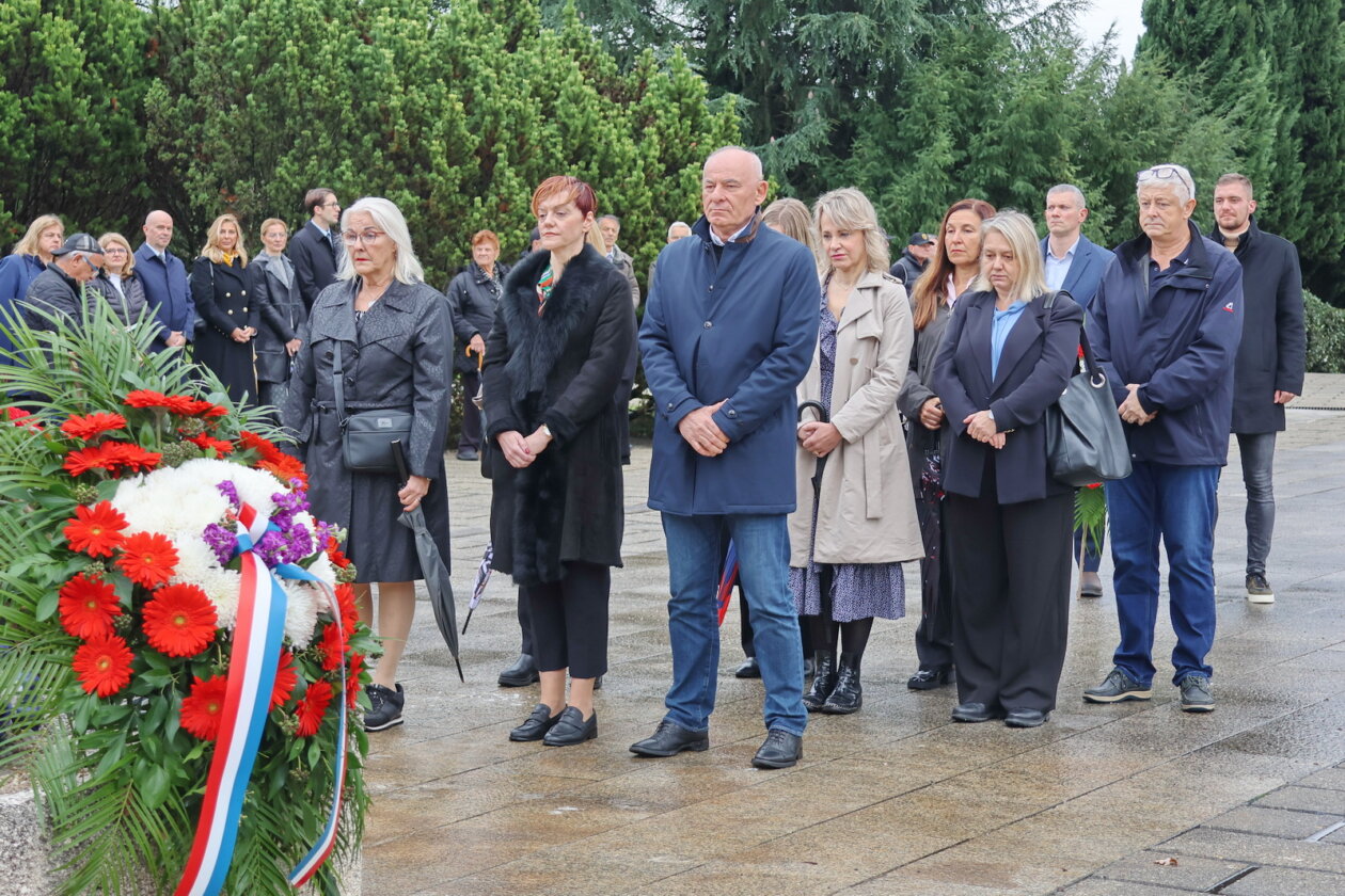 Polaganje-vijenaca-za-Dan-sjecanja-na-Vukovar-i-Skabrnju-42