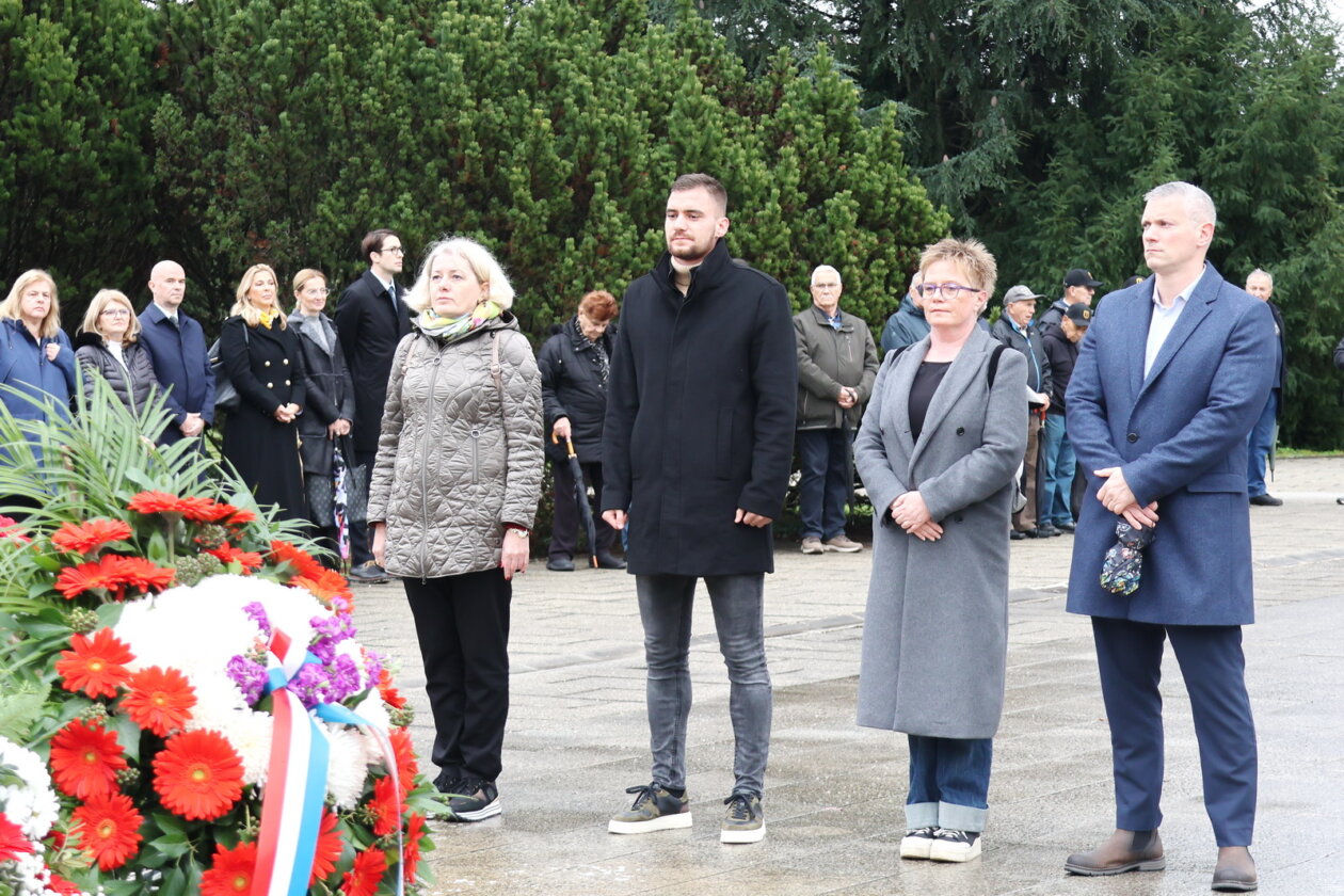 Polaganje-vijenaca-za-Dan-sjecanja-na-Vukovar-i-Skabrnju-43