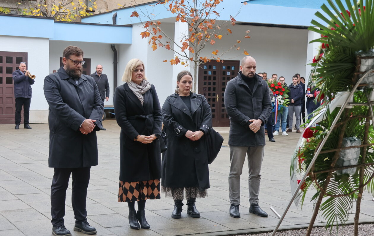 Polaganje-vijenaca-za-Dan-sjecanja-na-Vukovar-i-Skabrnju-90