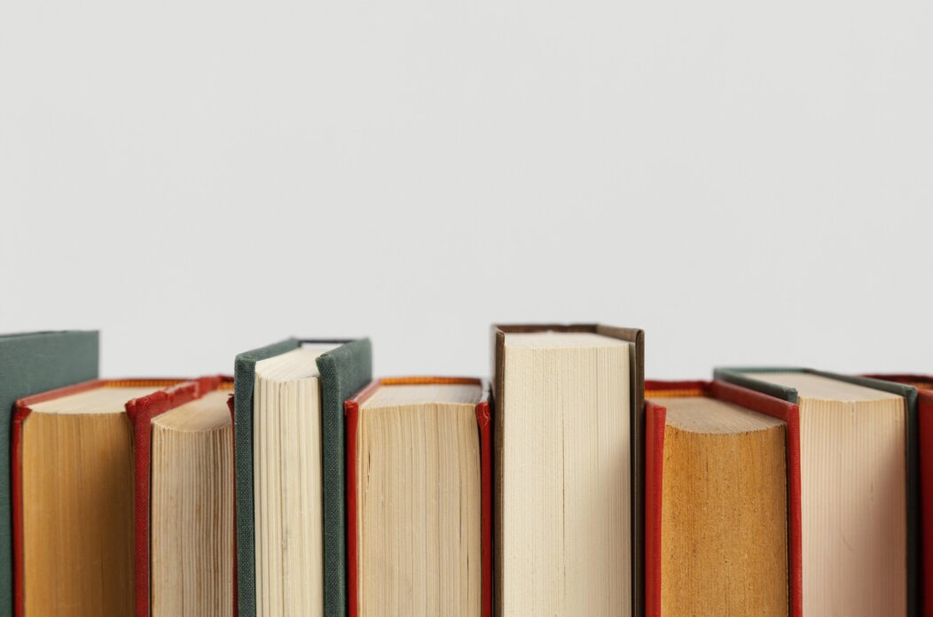 old-books-arrangement-with-copy-space