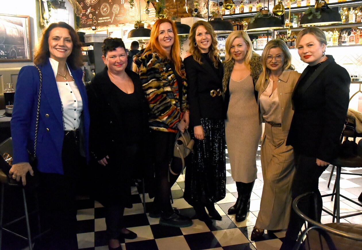 Irena Hrvatin, Karmen Grgurina Ventin, Adriana Košta, Adriana Mišković, Kristina Pilko, Barbara Udovičić i Jana Bubnič Arčanin_Dean Miculinić, Novi list