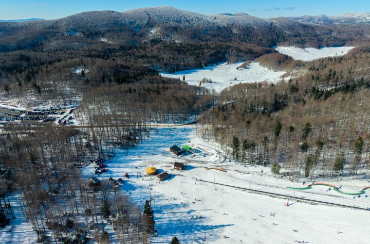 Pogled iz zraka na skijalište Platak pod snijegom