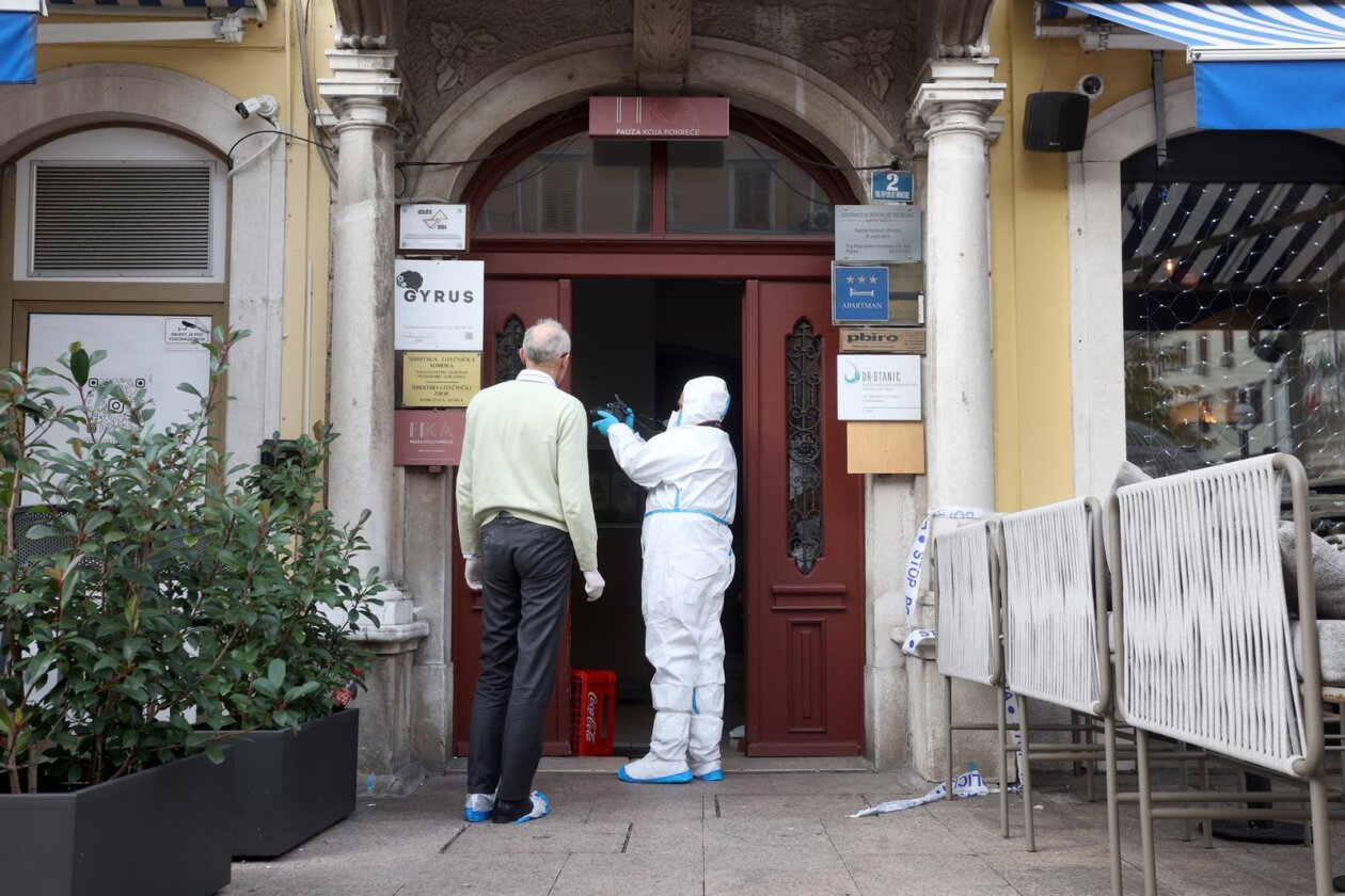 Rijeka: Žena umrla na stubištu, u stanu pronađen muškarac s ozljedama vrata Rijeka: Žena umrla na stubištu, u stanu pronađen muškarac s ozljedama vrata