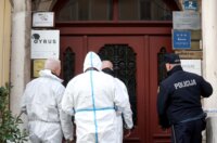 Rijeka: Žena umrla na stubištu, u stanu pronađen muškarac s ozljedama vrata Rijeka: Žena umrla na stubištu, u stanu pronađen muškarac s ozljedama vrata