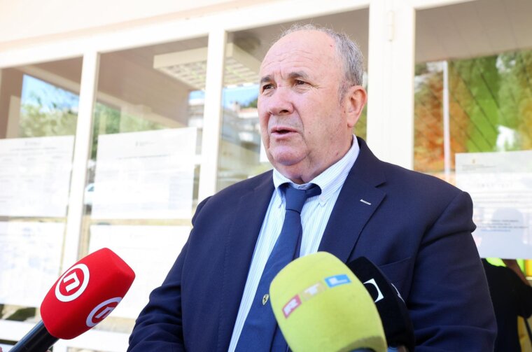Split: Željko Kerum u pratnji supruge izašao na biralište i glasovao