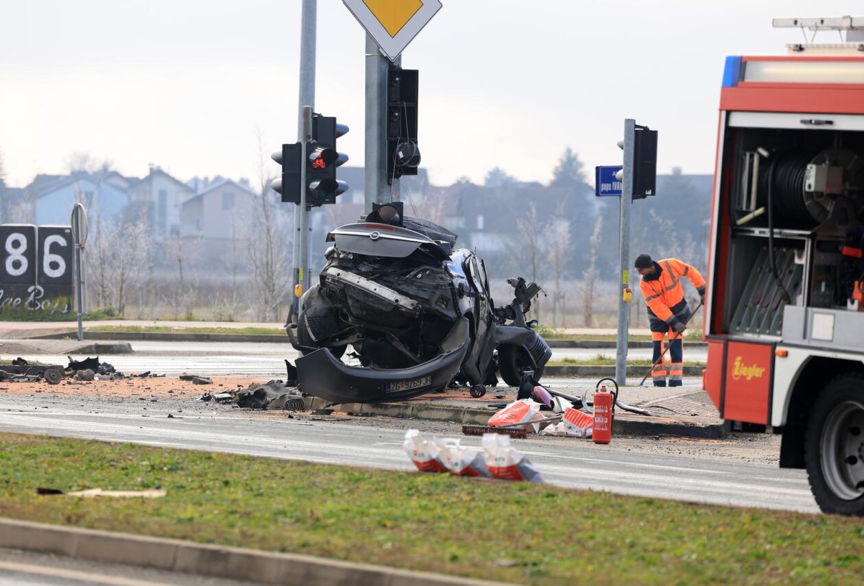 Velika Gorica: Automobilom sletio s ceste pa udario u stup Velika Gorica: Automobilom sletio s ceste pa udario u stup