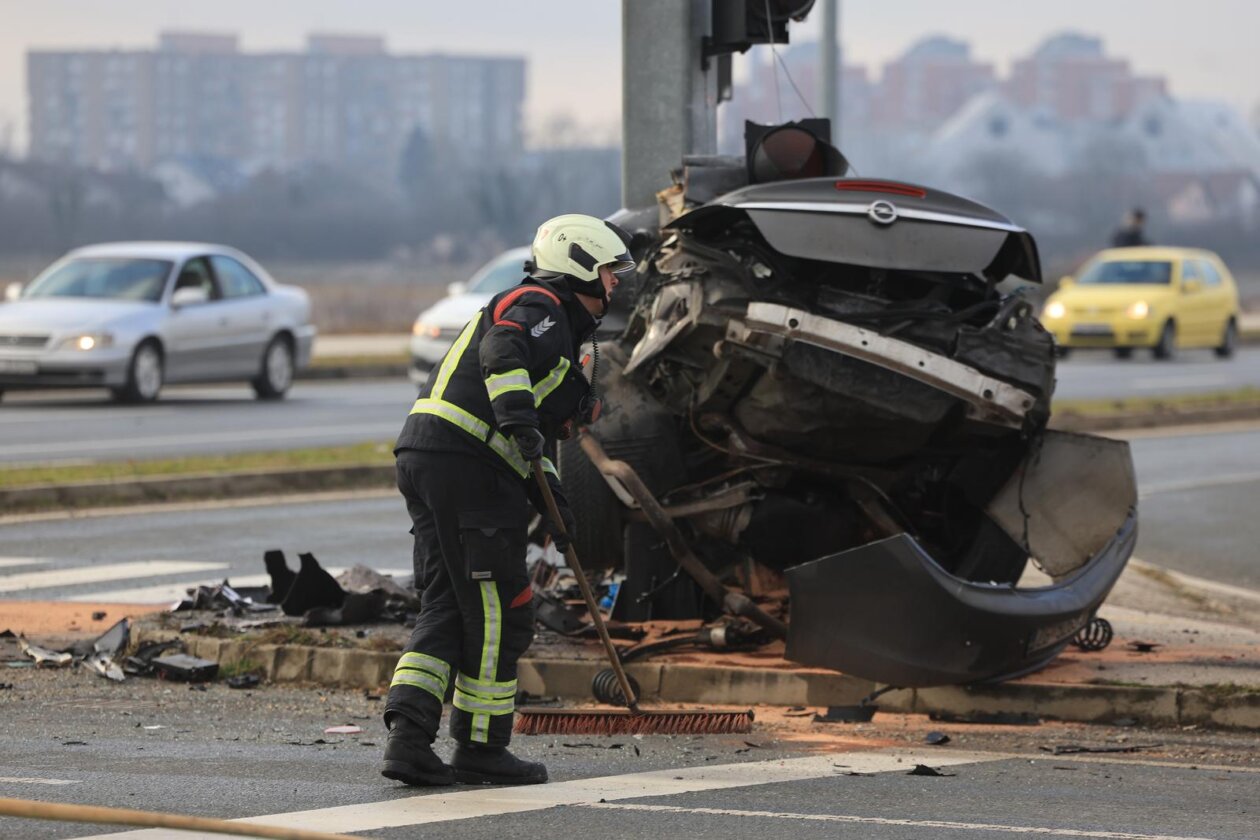 Velika Gorica: Automobilom sletio s ceste pa udario u stup Velika Gorica: Automobilom sletio s ceste pa udario u stup