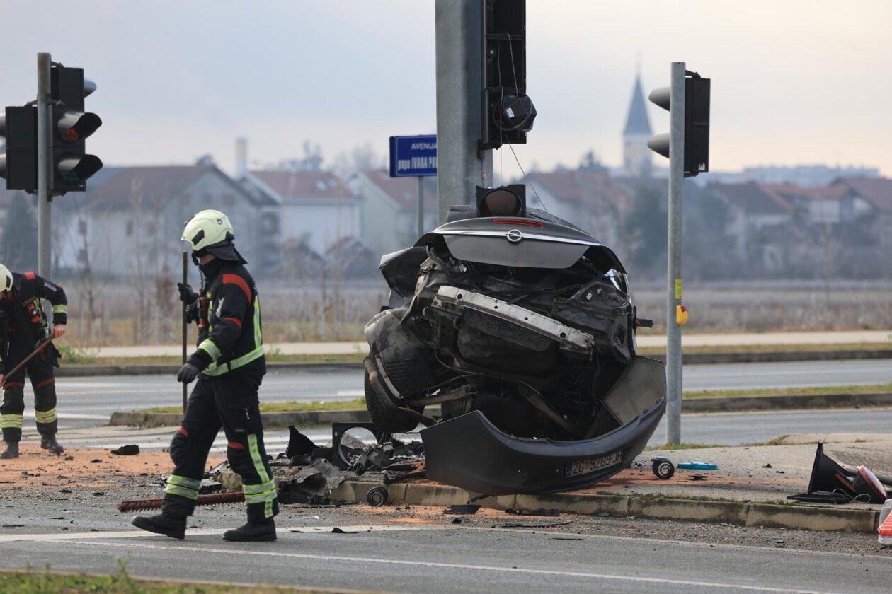 Velika Gorica: Automobilom sletio s ceste pa udario u stup Velika Gorica: Automobilom sletio s ceste pa udario u stup