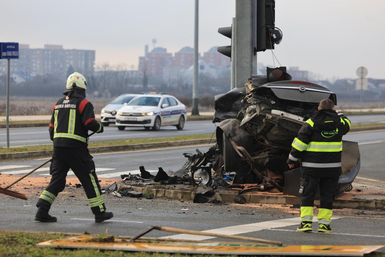 Velika Gorica: Automobilom sletio s ceste pa udario u stup Velika Gorica: Automobilom sletio s ceste pa udario u stup