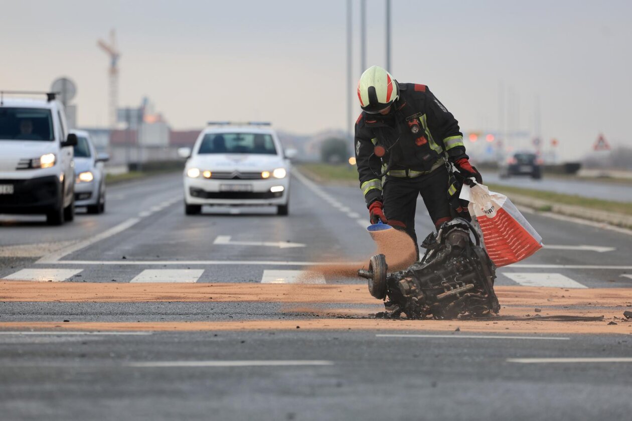 Velika Gorica: Automobilom sletio s ceste pa udario u stup Velika Gorica: Automobilom sletio s ceste pa udario u stup