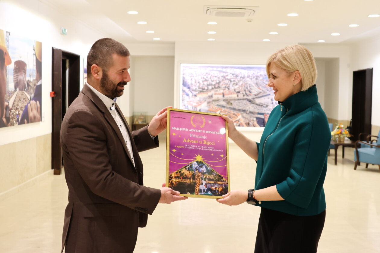 Dodjela-plakete-za-Najbolji-Advent-Gradu-Rijeci-za-trece-mjesto-4