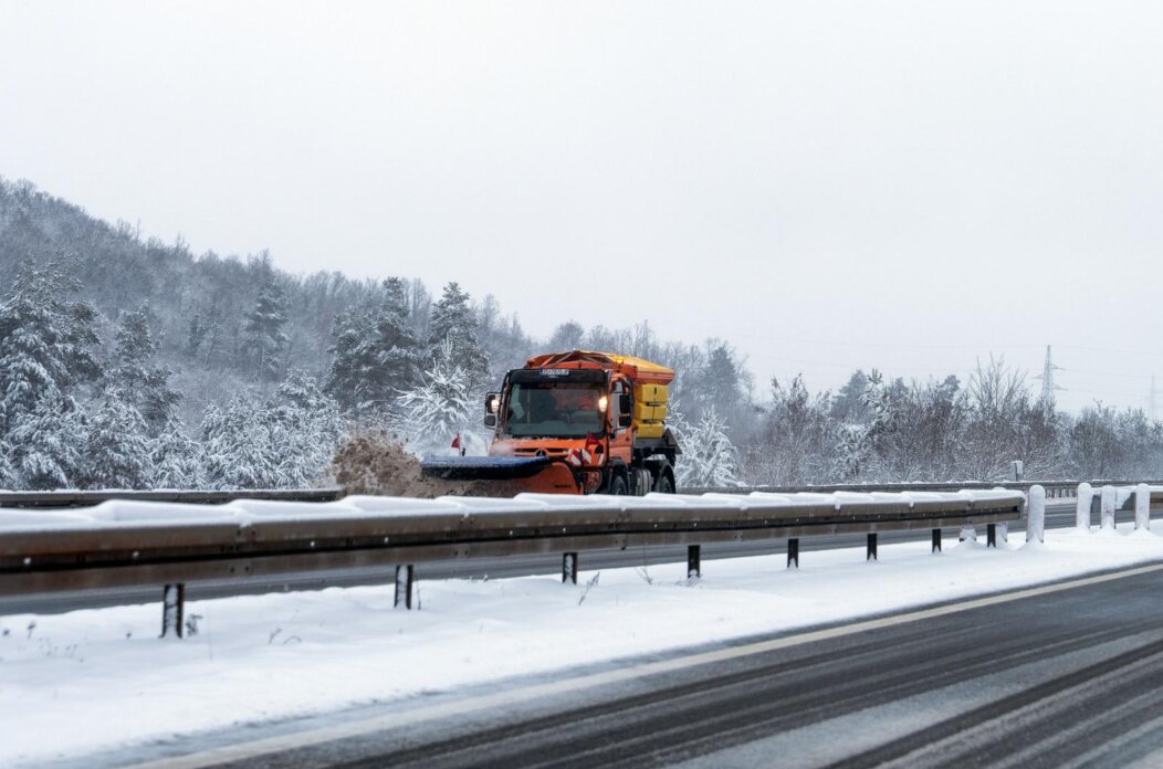 Zimski uvjeti na A1 između čvora Otočac i Gospić Zimski uvjeti na A1 između čvora Otočac i Gospić
