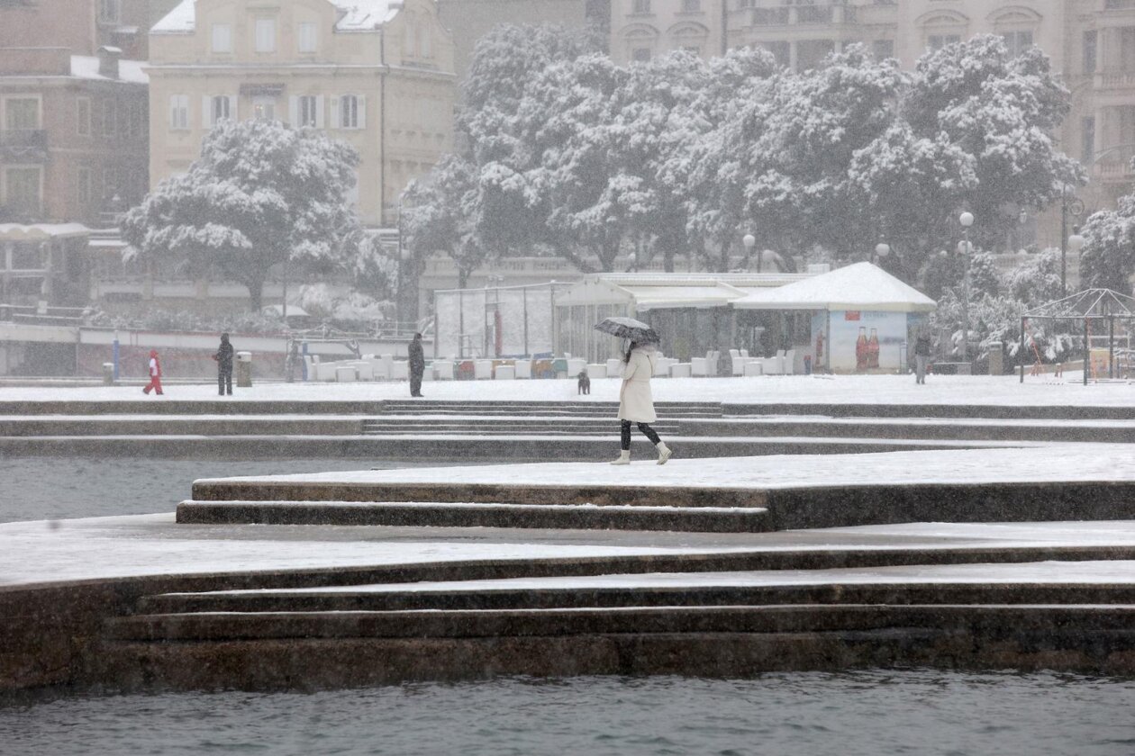 Opatija i okolica prekriveni su snijegom koji pada od jutarnjih sati Opatija i okolica prekriveni su snijegom koji pada od jutarnjih sati