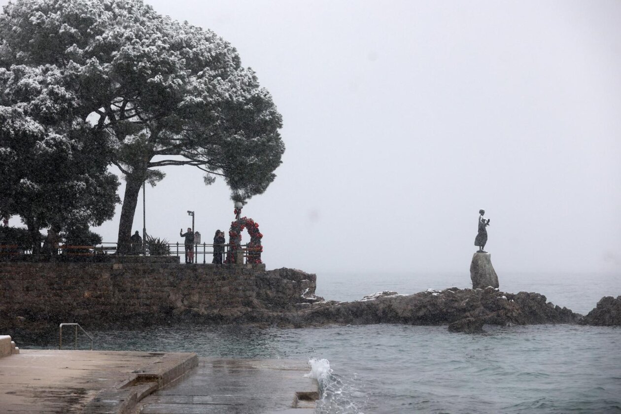 Opatija i okolica prekriveni su snijegom koji pada od jutarnjih sati Opatija i okolica prekriveni su snijegom koji pada od jutarnjih sati