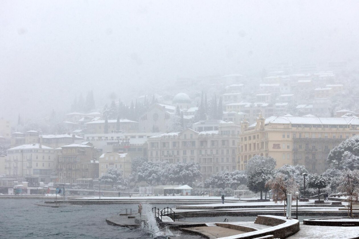 Opatija i okolica prekriveni su snijegom koji pada od jutarnjih sati Opatija i okolica prekriveni su snijegom koji pada od jutarnjih sati