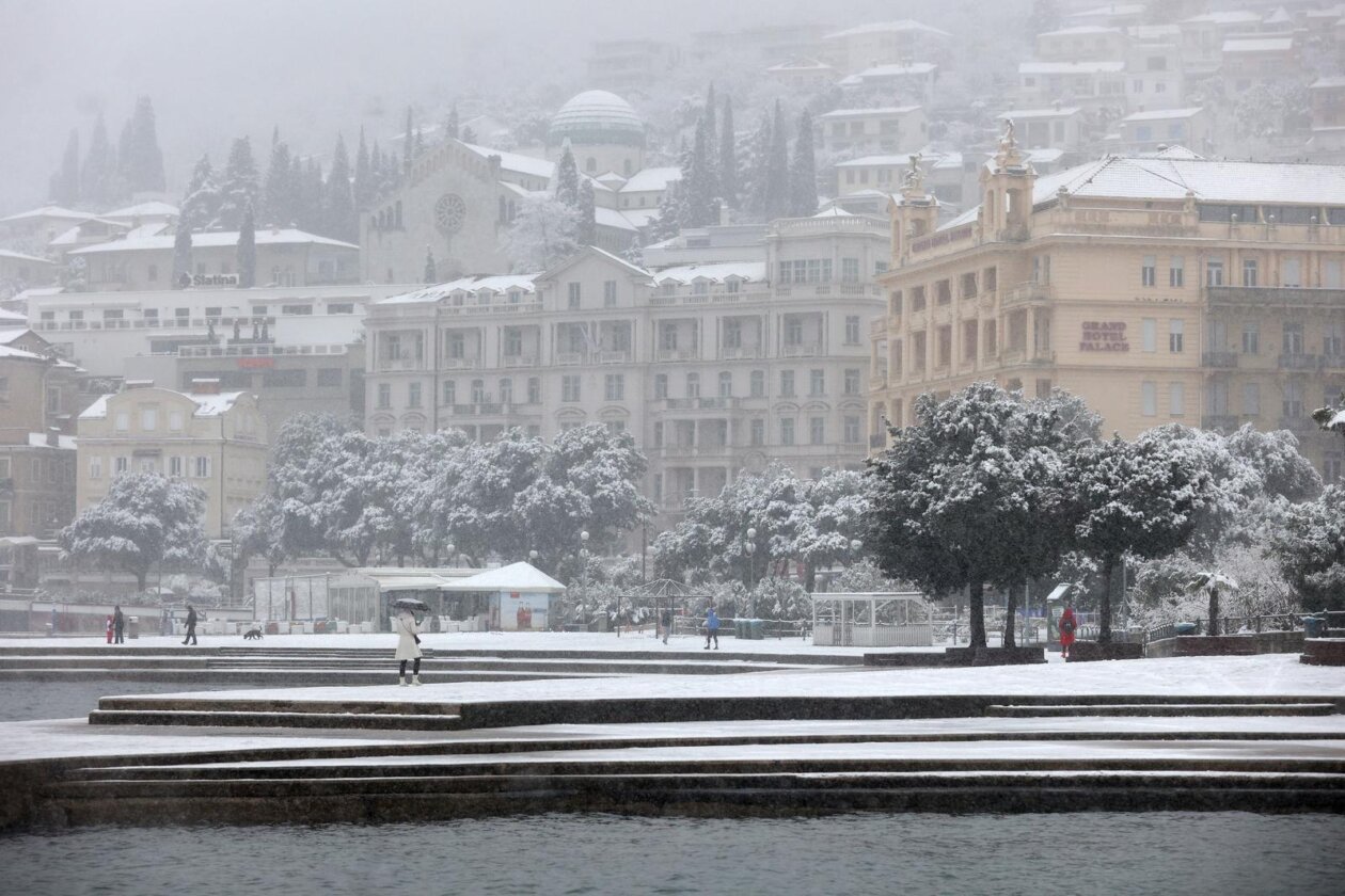 Opatija i okolica prekriveni su snijegom koji pada od jutarnjih sati Opatija i okolica prekriveni su snijegom koji pada od jutarnjih sati