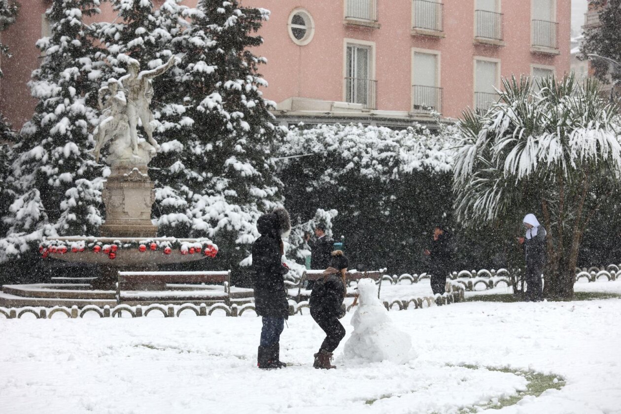 Opatija i okolica prekriveni su snijegom koji pada od jutarnjih sati Opatija i okolica prekriveni su snijegom koji pada od jutarnjih sati