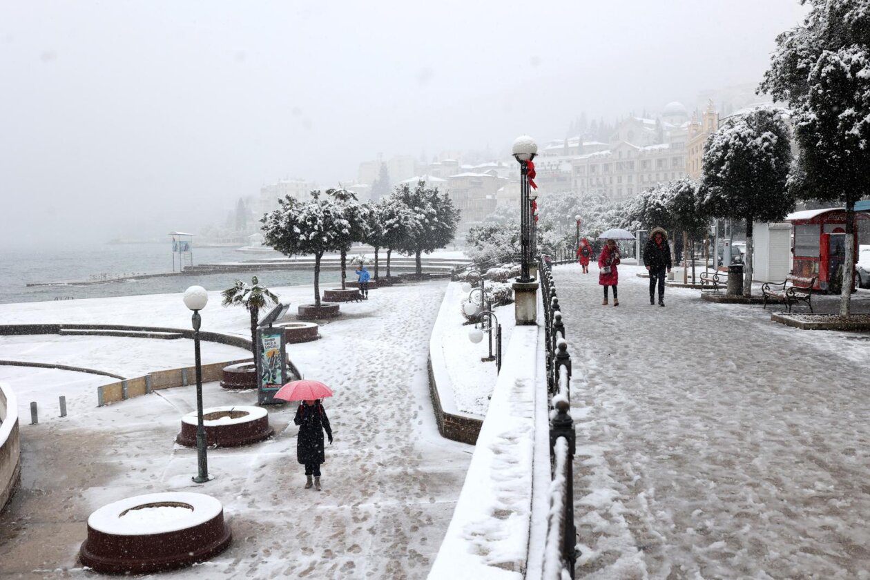 Opatija i okolica prekriveni su snijegom koji pada od jutarnjih sati Opatija i okolica prekriveni su snijegom koji pada od jutarnjih sati
