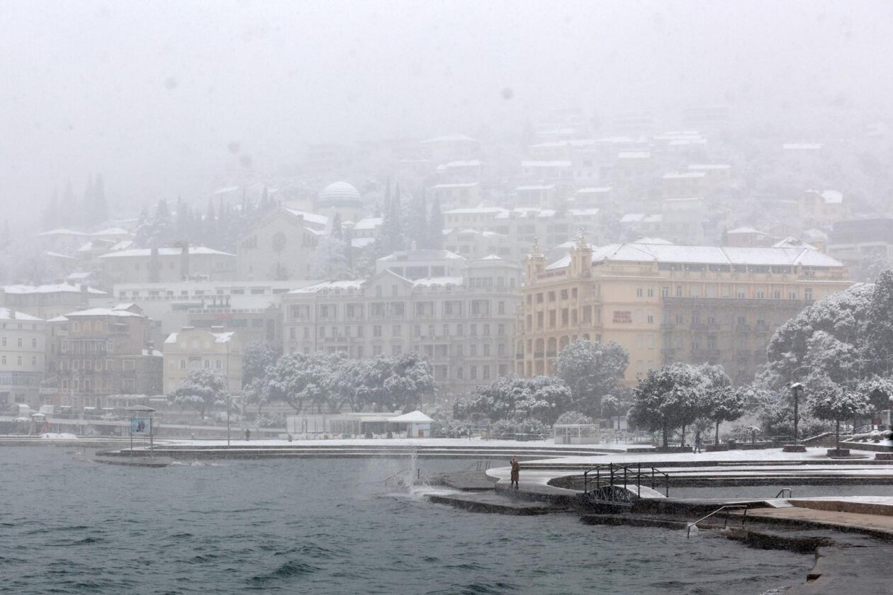 Opatija i okolica prekriveni su snijegom koji pada od jutarnjih sati Opatija i okolica prekriveni su snijegom koji pada od jutarnjih sati