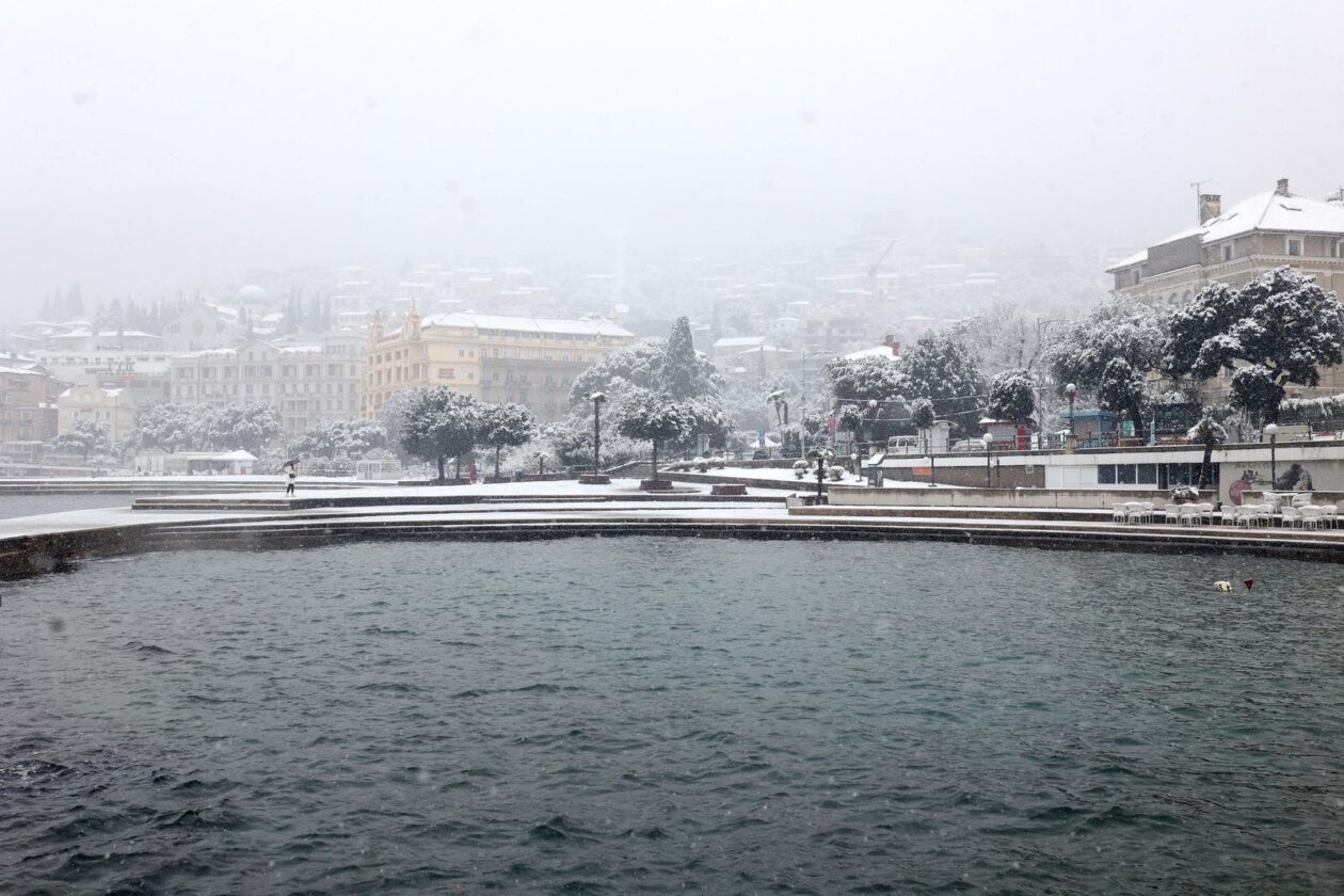 Opatija i okolica prekriveni su snijegom koji pada od jutarnjih sati Opatija i okolica prekriveni su snijegom koji pada od jutarnjih sati
