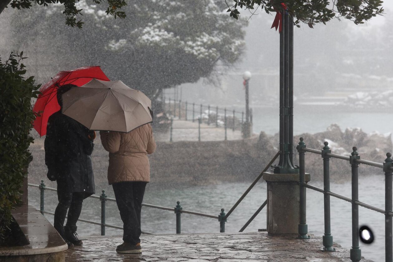 Opatija i okolica prekriveni su snijegom koji pada od jutarnjih sati Opatija i okolica prekriveni su snijegom koji pada od jutarnjih sati