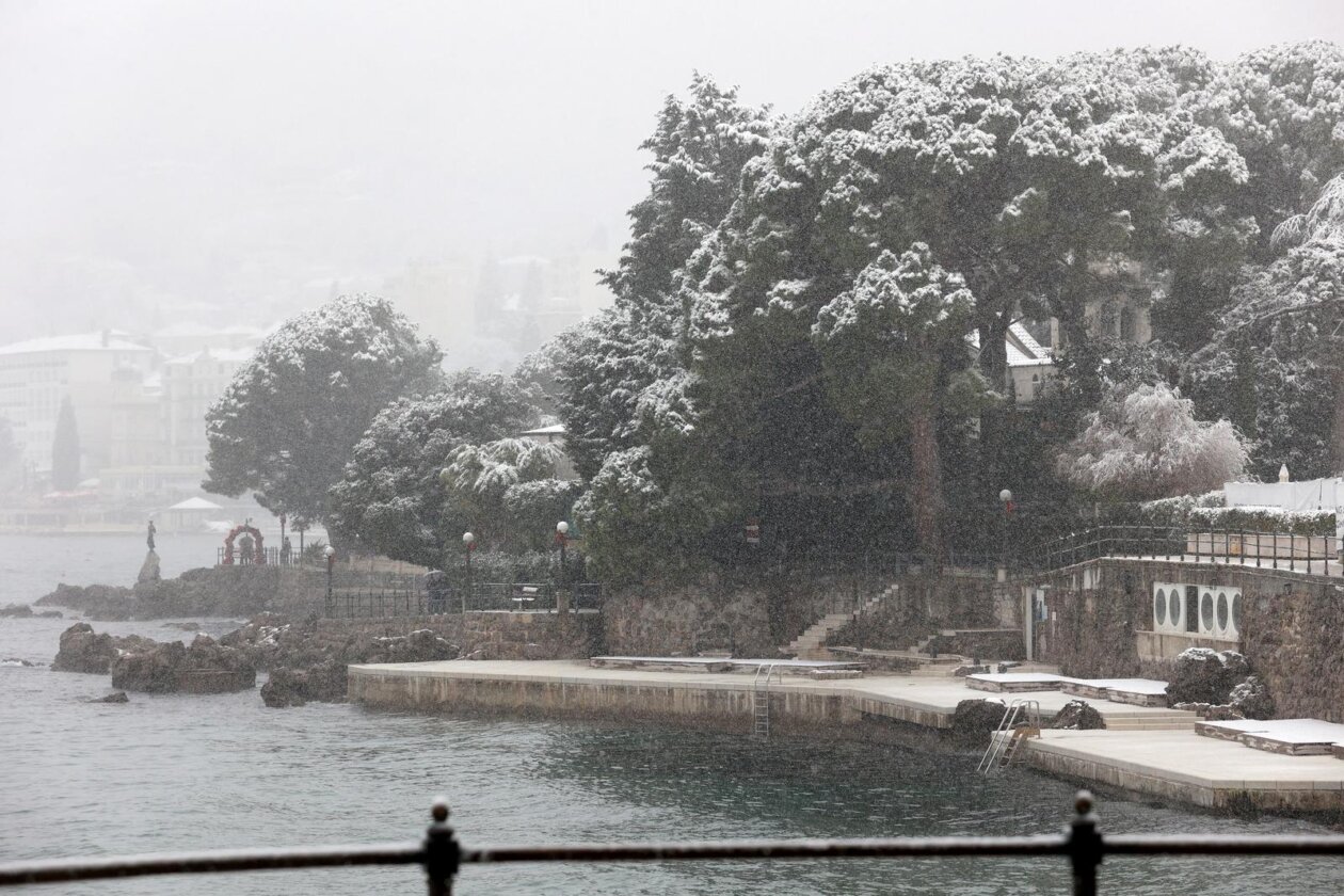Opatija i okolica prekriveni su snijegom koji pada od jutarnjih sati Opatija i okolica prekriveni su snijegom koji pada od jutarnjih sati