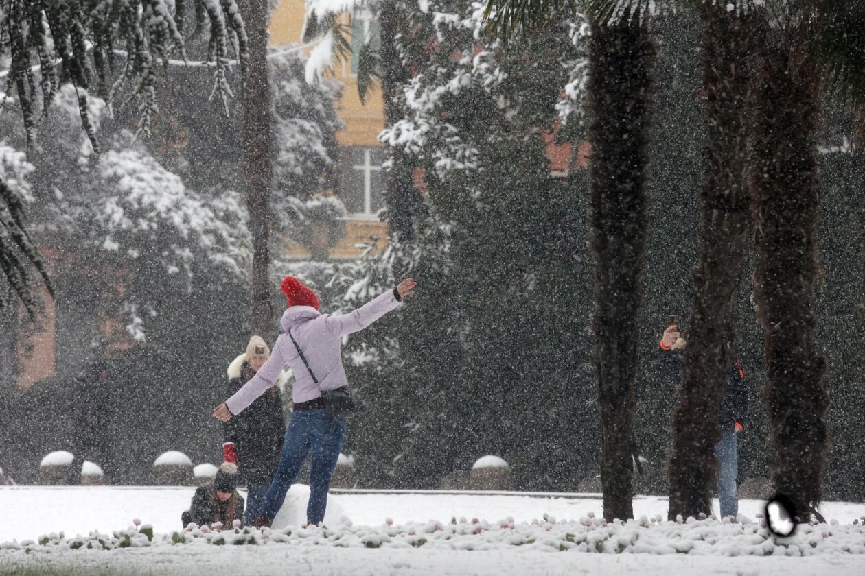 Opatija i okolica prekriveni su snijegom koji pada od jutarnjih sati Opatija i okolica prekriveni su snijegom koji pada od jutarnjih sati
