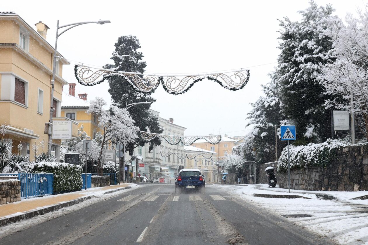 Opatija i okolica prekriveni su snijegom koji pada od jutarnjih sati Opatija i okolica prekriveni su snijegom koji pada od jutarnjih sati