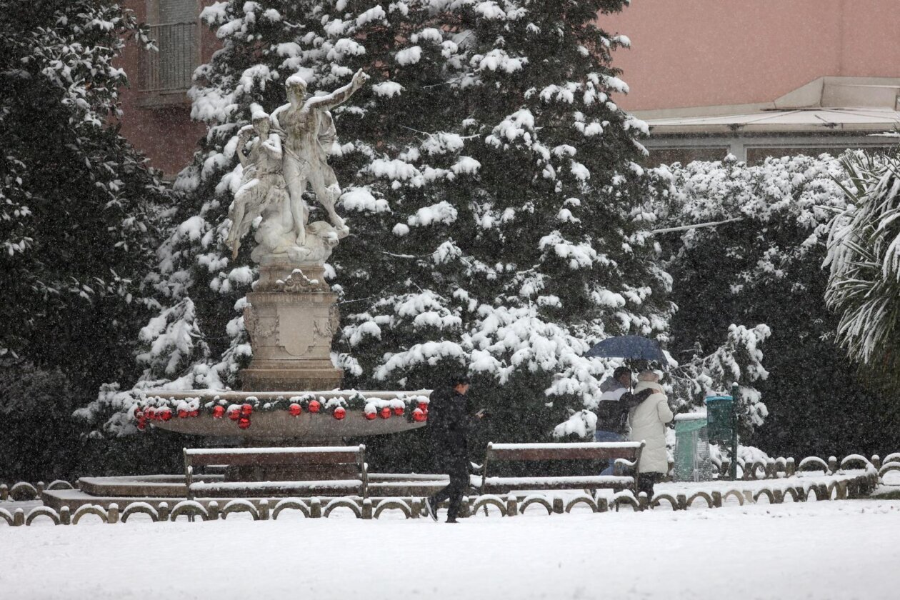 Opatija i okolica prekriveni su snijegom koji pada od jutarnjih sati Opatija i okolica prekriveni su snijegom koji pada od jutarnjih sati