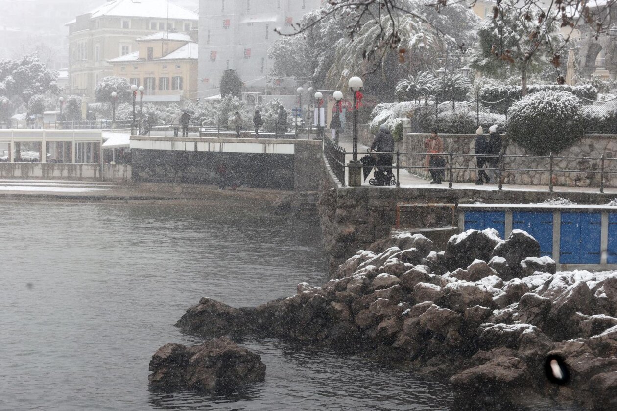 Opatija i okolica prekriveni su snijegom koji pada od jutarnjih sati Opatija i okolica prekriveni su snijegom koji pada od jutarnjih sati