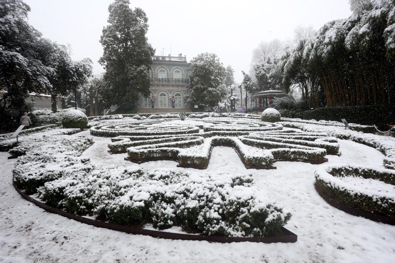 Opatija i okolica prekriveni su snijegom koji pada od jutarnjih sati Opatija i okolica prekriveni su snijegom koji pada od jutarnjih sati