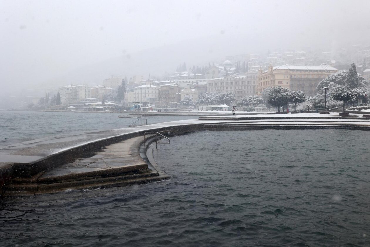 Opatija i okolica prekriveni su snijegom koji pada od jutarnjih sati Opatija i okolica prekriveni su snijegom koji pada od jutarnjih sati