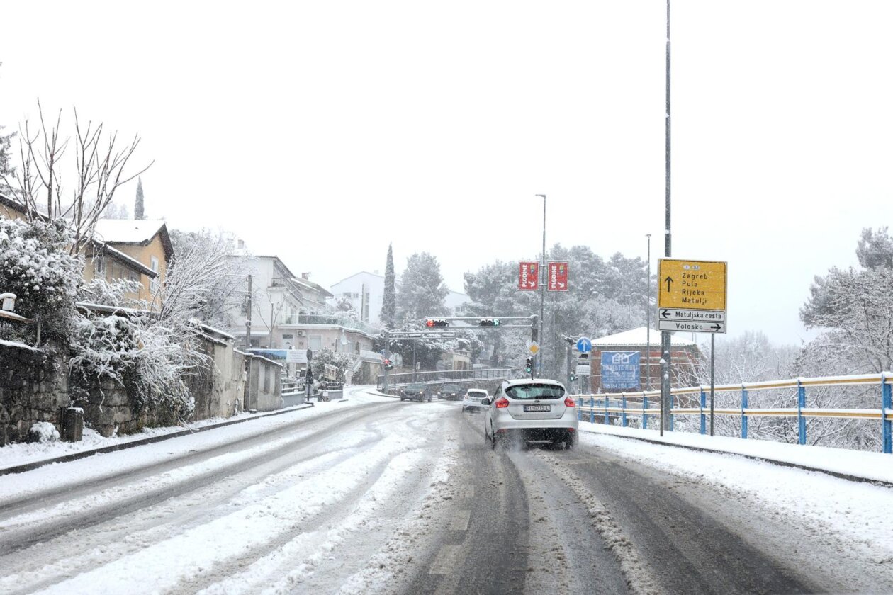 Opatija i okolica prekriveni su snijegom koji pada od jutarnjih sati Opatija i okolica prekriveni su snijegom koji pada od jutarnjih sati