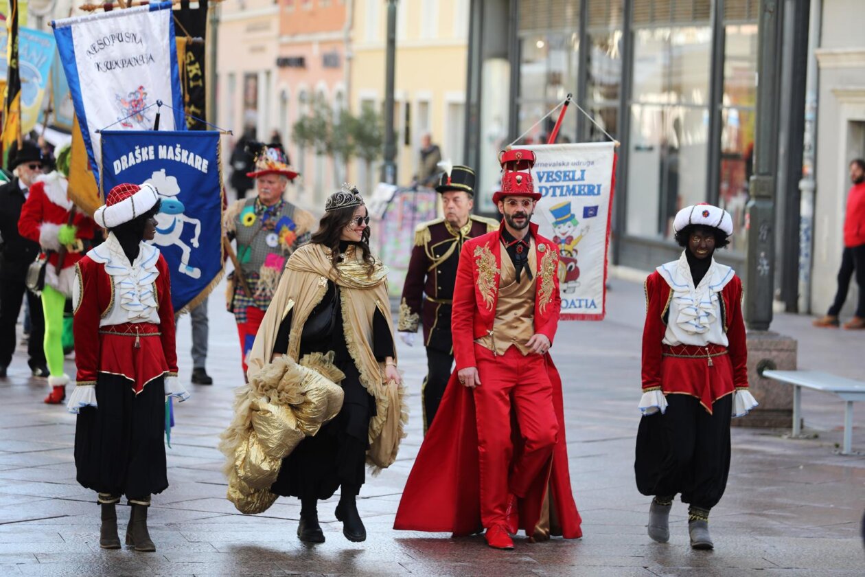 Rijeka: Parada karnevalskih zastava i predaja gradskog ključa maškarama Rijeka: Parada karnevalskih zastava i predaja gradskog ključa maškarama